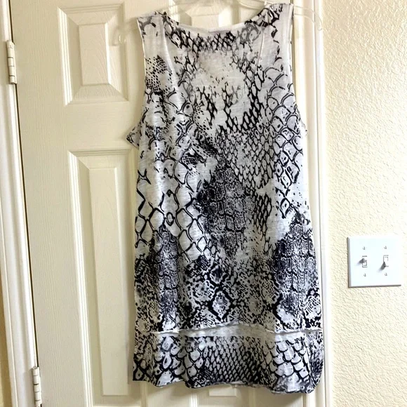 World Wear Unity top - Picture 2 of 6